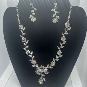 Necklace and earrings flowers .